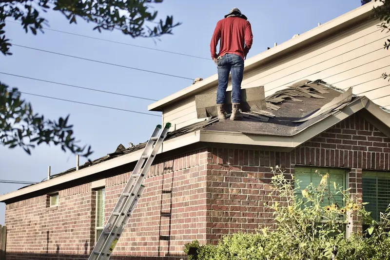 Professional roofer working on a residential roof in Del Paso vale